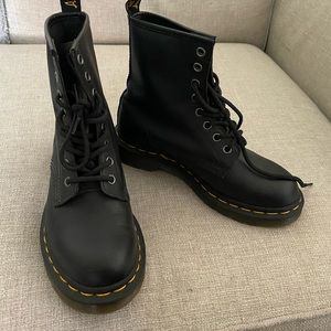 These don’t fit me, only worn twice size 6.